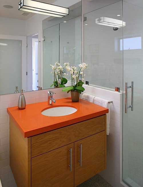 Cabinet orange di kamar mandi - Desaininterior