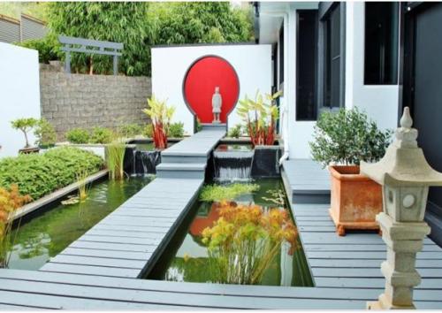 Contoh decking untuk kolam belakang rumah