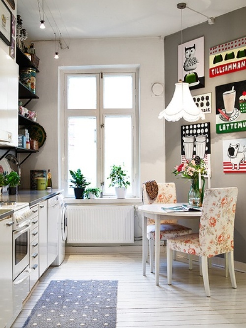 Dapur mungil dengan elemen tulisan dan motif campuran - Jana S - Pinterest