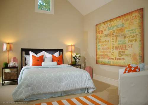 Dekorasi kamar tidur dengan sentuhan warna kontras