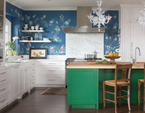 Desain dapur klasik dengan wall mural motif floral (Highwayswest)