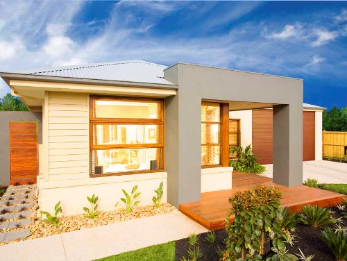 Desain rumah modern dengan campuran kayu, beton, dan lantai parket