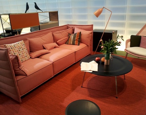Furniture berwarna lembut adalah pilihan di rumah minimalis sederhana