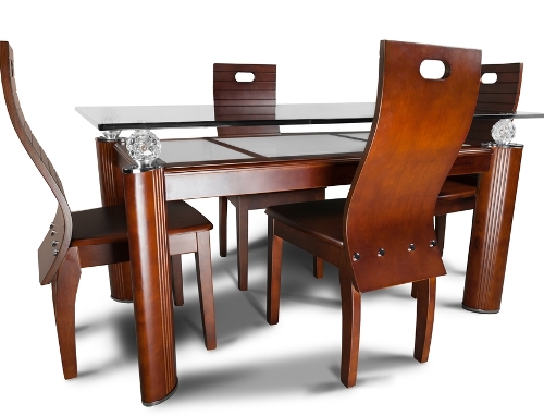 Furniture kayu eksklusif di rumah kecil minimalis - Shutterstock