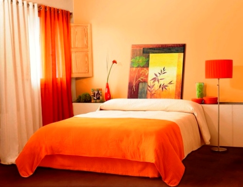 Kamar tidur full-color dengan gradasi warna orange (Zerodecor)
