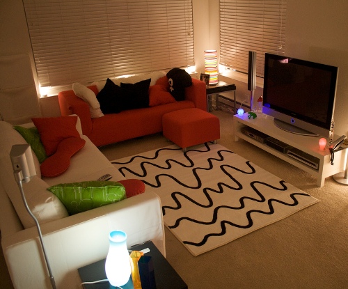 Karpet minimalis ukuran kecil di ruang keluarga  (Ghoofie)