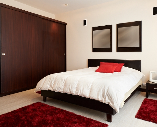 Kombinasi coklat yang menenangkan di kamar tidur - Shutterstock