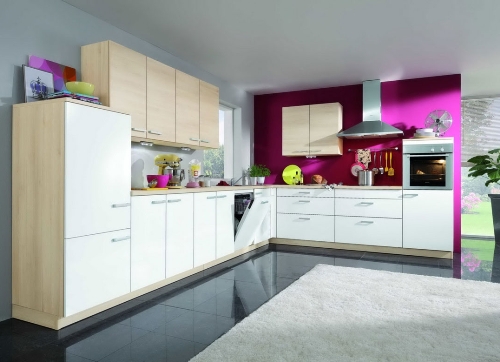 Kombinasi warna putih dan ungu di dapur rumah minimalis