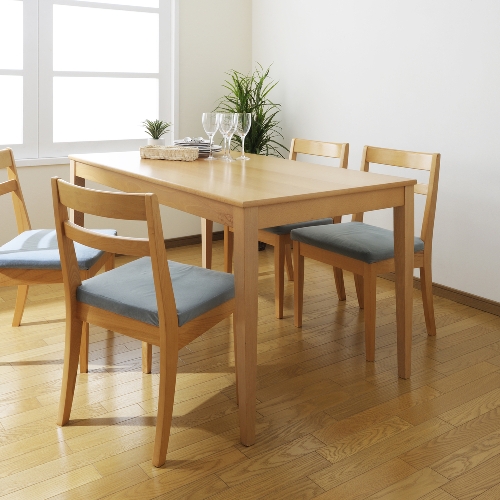 Meja makan kayu sederhana di rumah mungil - Shutterstock