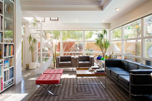Ruang keluarga bertema modern dengan furniture minimalis