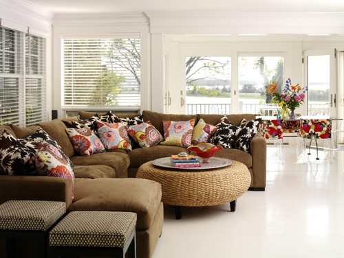 Ruang tamu dengan paduan furniture bernuansa floral