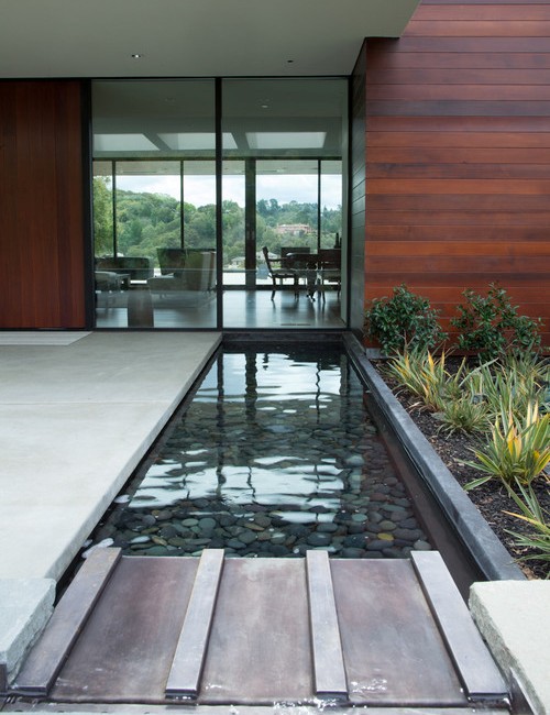 Taman minimalis dalam rumah dengan kolam kecil