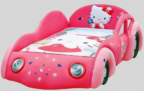 Tempat tidur bayi dengan desain mobil dan tema Hello Kitty