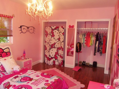 Tempat tidur dan dekorasi kamar anak didominasi Hello Kitty