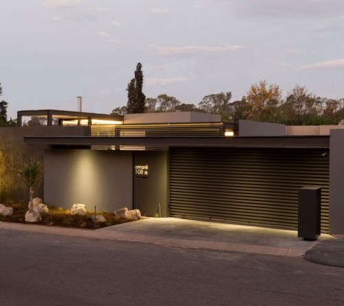 desain atap rumah modern dengan pelindung atap