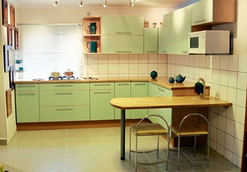 interior dapur mungil terasa lapang dengan cat lembut